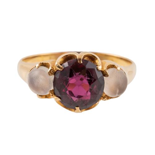 A GOLD, GARNET AND MOONSTONE THREE STONE RING