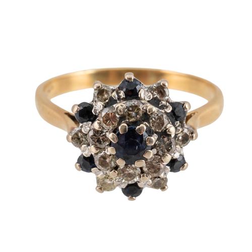 A GOLD, SAPPHIRE AND DIAMOND CLUSTER RING
