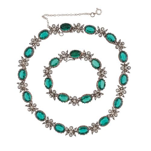 A GREEN AND COLOURLESS PASTE NECKLACE WITH A MATCHING BRACELET (2)