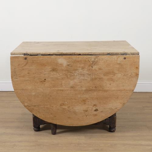 A LATE 18TH CENTURY OAK DROP FLAP GATELEG DINING TABLE