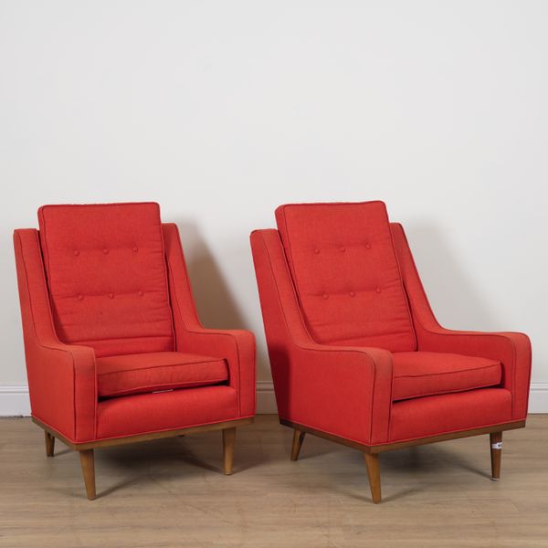 RETRO DESIGN; A PAIR OF 20TH CENTURY BURNT ORANGE UPHOLSTERED EASY ARMCHAIRS (2)