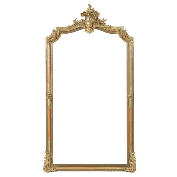 A GILT FRAMED RECTANGULAR WALL MIRROR