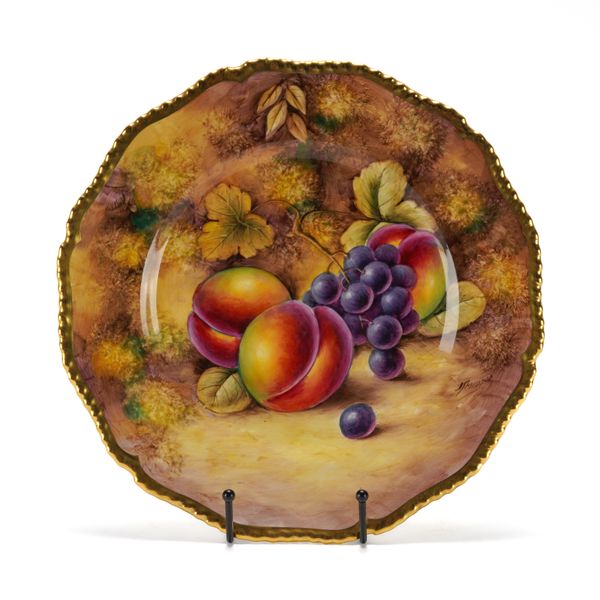 A LARGE ROYAL WORCESTER DINNER PLATE