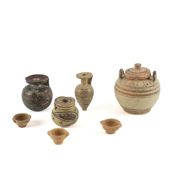 A GROUP OF GREEK CORINITHIAN TERRACOTTA VESSELS AND POTS INCLUDING A LIDDED PYXIS AND A PIRIFORM ARYBALLOS (7)