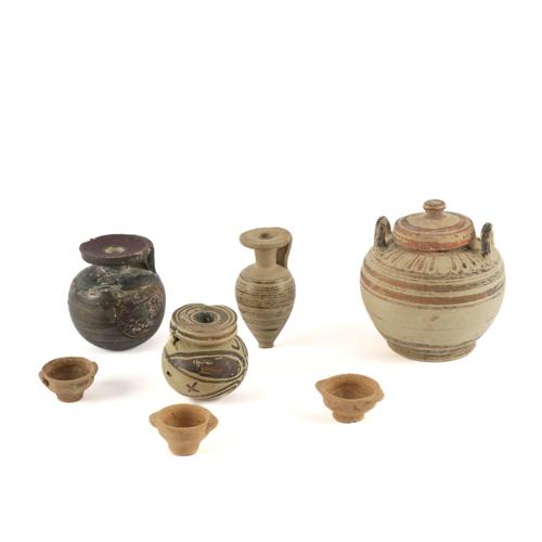 A GROUP OF GREEK CORINITHIAN TERRACOTTA VESSELS AND POTS INCLUDING A LIDDED PYXIS AND A PIRIFORM ARYBALLOS (7)