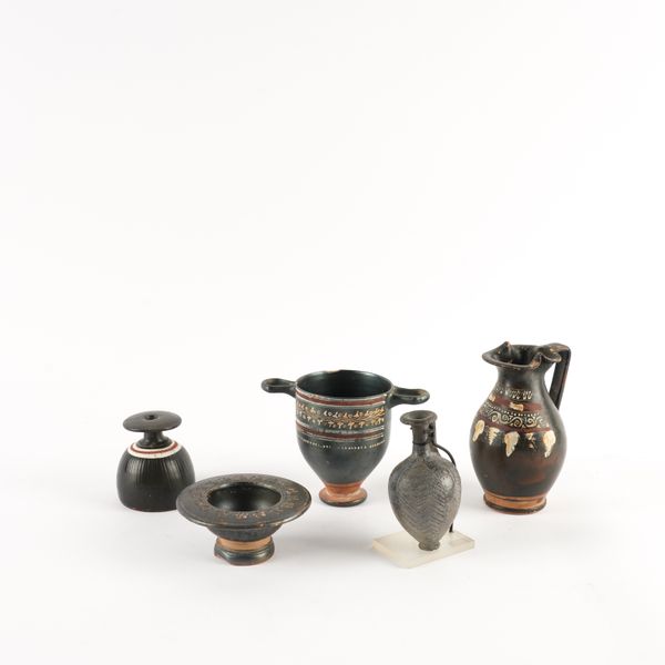 A GROUP OF FIVE GREEK / SOUTH ITALIAN WARES INCLUDING A GNATHIAN SKYPHOS AND A CHOUS (5)