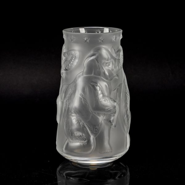 A LALIQUE FROSTED GLASS VASE (2)