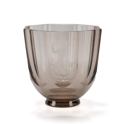 NILS LANDBERG ( SWEDISH, 1907-91) FOR ORREFORS. A SMOKEY GLASS VASE