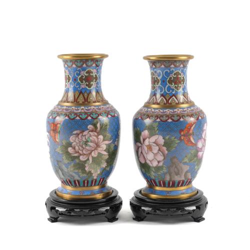 A PAIR OF CHINESE CLOISONNE BALUSTER VASES ON STANDS (4)