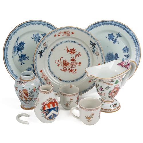 A SMALL GROUP OF CHINESE PORCELAIN  (8)