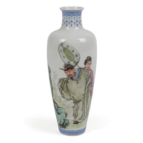 A SMALL CHINESE FAMILLE-ROSE EGGSHELL PORCELAIN VASE