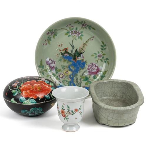 A CHINESE FAMILLE-ROSE CELADON-GROUND DISH (5)