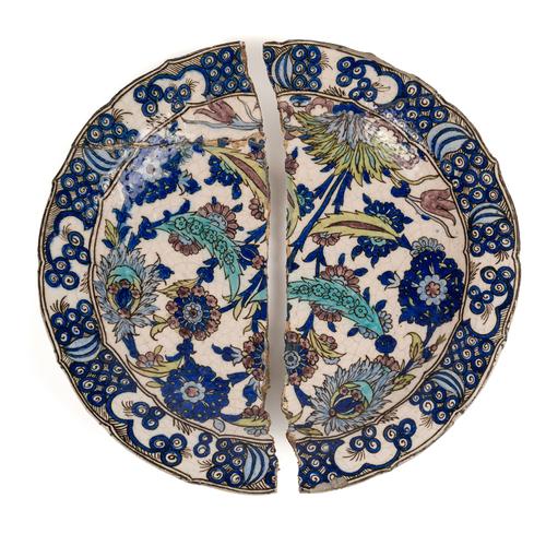 A LARGE OTTOMAN POTTERY DISH