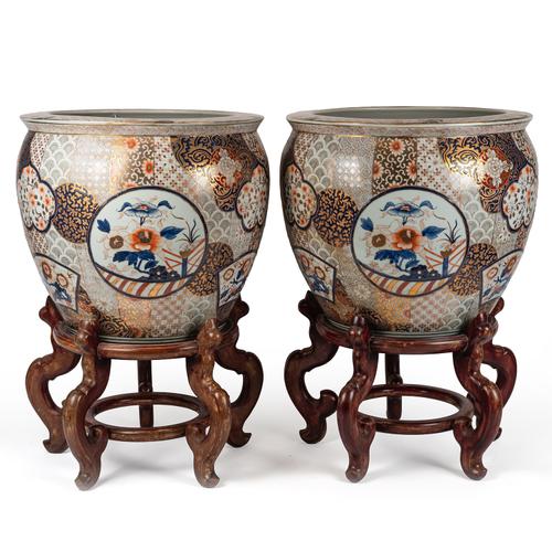 A LARGE PAIR OF CHINESE `JAPAN' PATTERN FISH BOWLS (4)