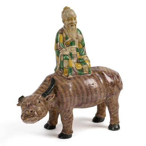 A CHINESE SANCAI- TYPE PORCELAIN FIGURE OF AN ELDER