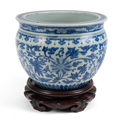 A CHINESE BLUE AND WHITE JARDINIERE (2)
