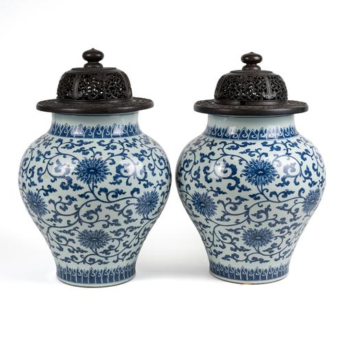 A PAIR OF LARGE CHINESE BLUE AND WHITE BALUSTRE VASES AND PIERCED WOOD COVERS (4)