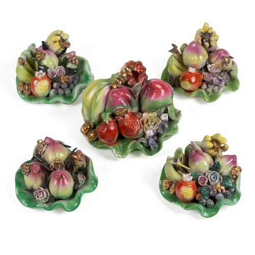 A GROUP OF FIVE CHINESE FAMILLE ROSE TABLE ORNAMENTS (5)