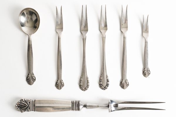 SEVEN ITEMS OF GEORG JENSEN SILVER AND SILVER MOUNTED FLATWARE (7)