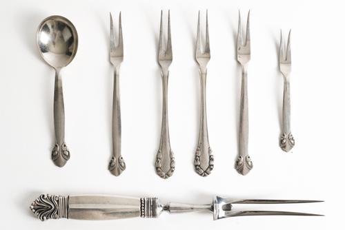 SEVEN ITEMS OF GEORG JENSEN SILVER AND SILVER MOUNTED FLATWARE (7)