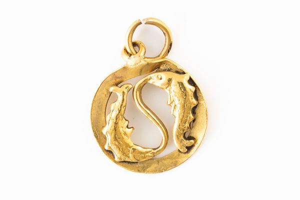 AN 18CT GOLD PISCES PENDANT