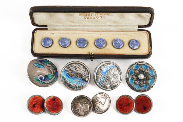 A GROUP OF LIBERTY BUTTONS (16)