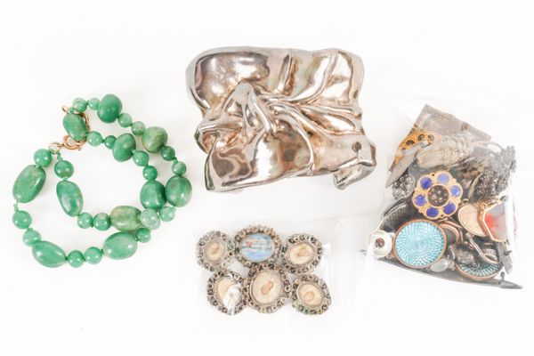 A GROUP OF JEWELLERY, FITTINGS AND FURTHER ITEMS (QTY)