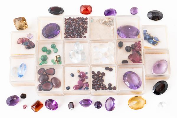 A QUANTITY OF UNMOUNTED FACETED AND CABOCHON GEMSTONES (QTY)