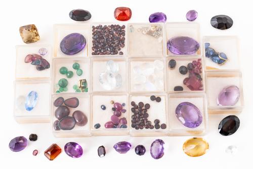 A QUANTITY OF UNMOUNTED FACETED AND CABOCHON GEMSTONES (QTY)