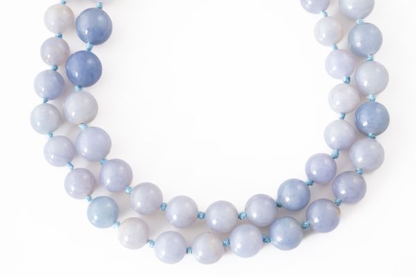 A LAVENDER JADEITE JADE BEAD NECKLACE