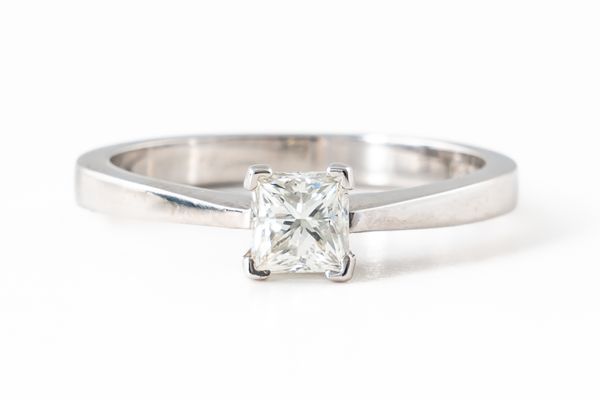 A SINGLE STONE DIAMOND RING