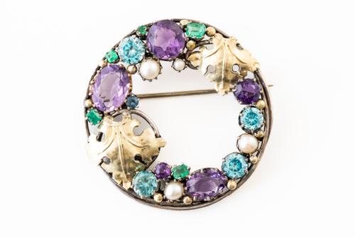 ATTRIBUTED TO DORRIE NOSSITER: A GEMSET BROOCH