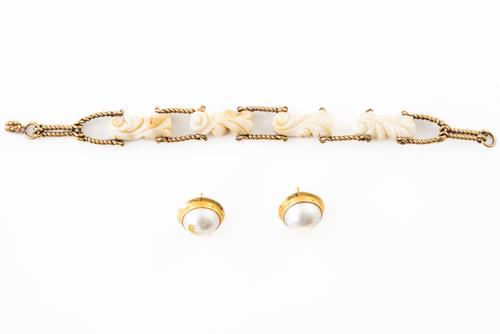 A PAIR OF MABE PEARL EARRINGS AND A BRACELET (2)