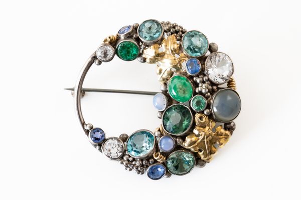 ATTRIBUTED TO DORRIE NOSSITER: A GEMSET BROOCH