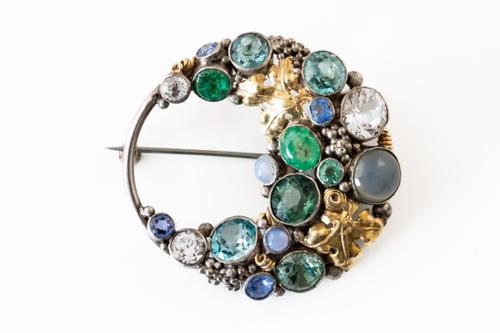 ATTRIBUTED TO DORRIE NOSSITER: A GEMSET BROOCH