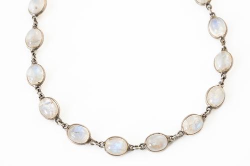 A RAINBOW MOONSTONE NECKLACE