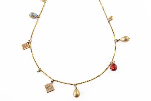 A GOLD NECKLACE FITTED WITH VARIOUS CHARMS