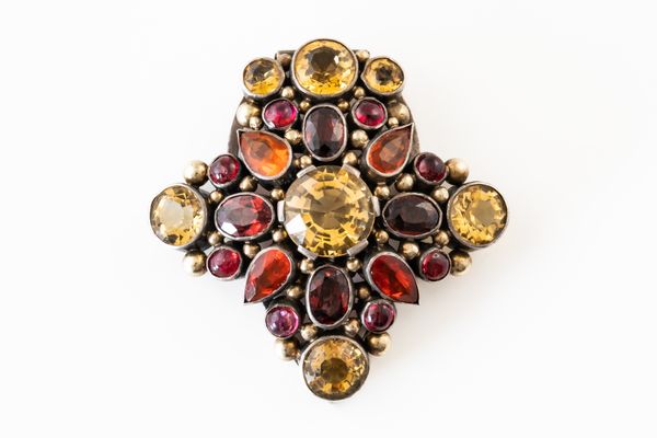 ATTRIBUTED TO DORRIE NOSSITER: AN EARLY 20TH CENTURY GEMSET CLIP BROOCH