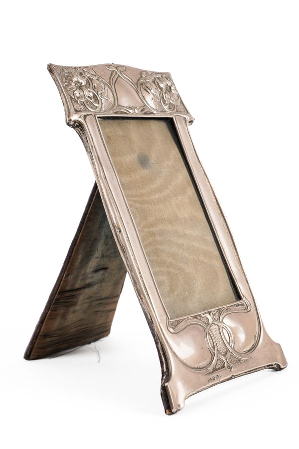 A SILVER MOUNTED SHAPED RECTANGULAR ART NOUVEAU PHOTOGRAPH FRAME