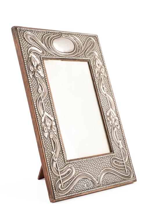 A SILVER MOUNTED OAK RECTANGULAR ART NOUVEAU PHOTOGRAPH FRAME