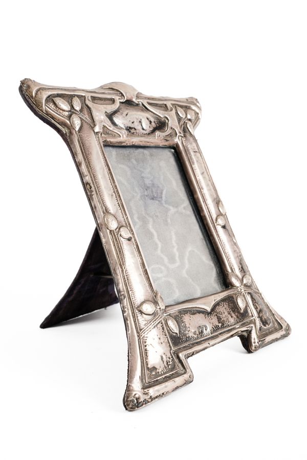 A SILVER MOUNTED SHAPED RECTANGULAR ART NOUVEAU PHOTOGRAPH FRAME