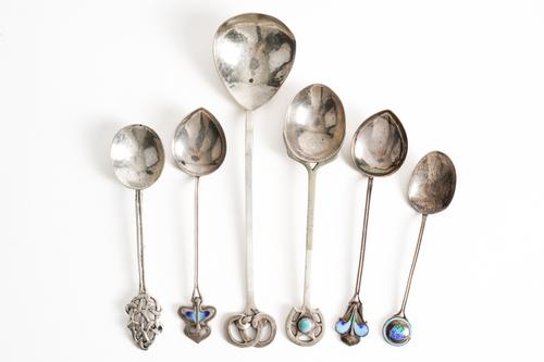 A GROUP OF SIX SPOONS (6)