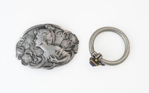 AN ART NOUVEAU BUCKLE AND A RING FORM FITTING (2)
