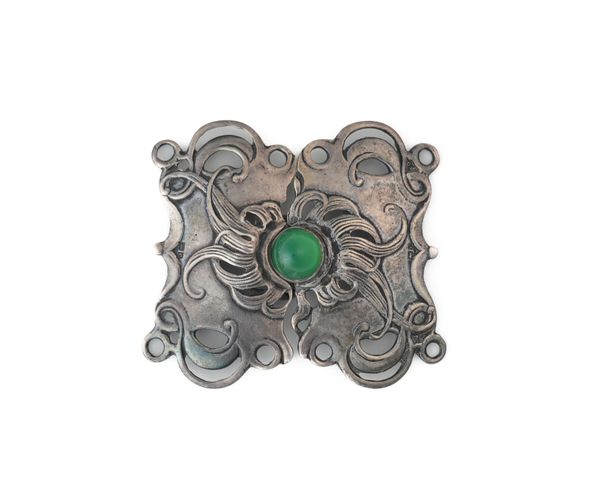 A SILVER AND DYED GREEN CHALCEDONY TWO PIECE SHAPED RECTANGULAR WAISTBELT BUCKLE