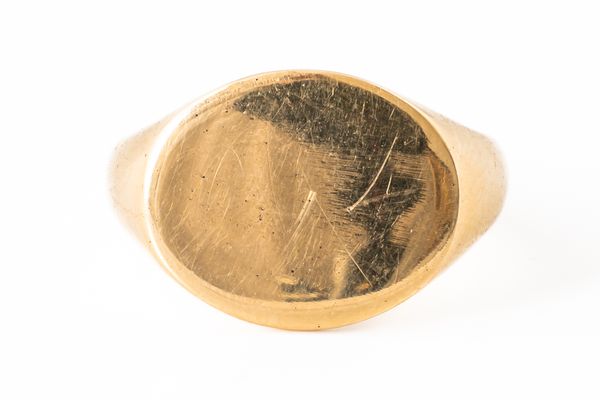 AN 18CT GOLD OVAL SIGNET RING