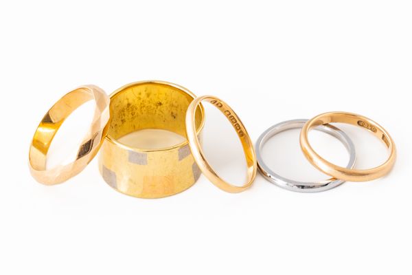 FIVE 18CT GOLD BANDS (5)