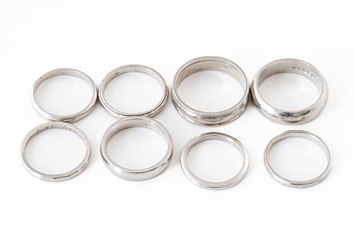 A GROUP OF EIGHT PLATINUM BANDS (8)
