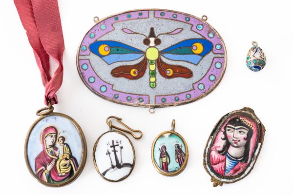 AN ENAMELLED OVAL PENDANT AND FIVE FURTHER ITEMS (6)