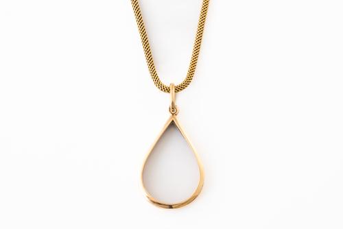 A GOLD NECKLACE AND A PENDANT FRAME (2)