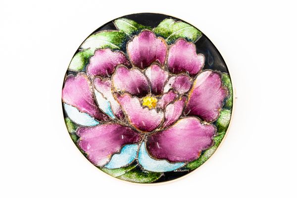 A GOLD MOUNTED ENAMEL CIRCULAR BROOCH